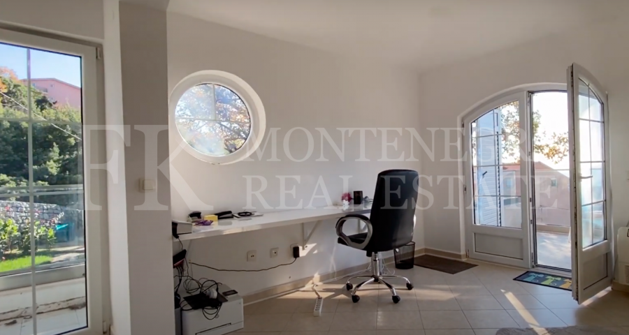 Prekrasna Vila,440m2, u Budvi-Prijevoru sa Pogledom na More i Blizinom Plaže, Montenegro.