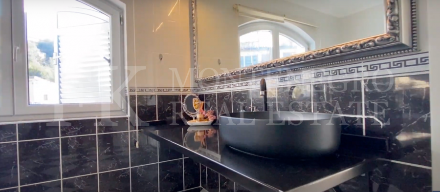 Prekrasna Vila,440m2, u Budvi-Prijevoru sa Pogledom na More i Blizinom Plaže, Montenegro.