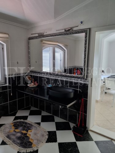 Prekrasna Vila,440m2, u Budvi-Prijevoru sa Pogledom na More i Blizinom Plaže, Montenegro.