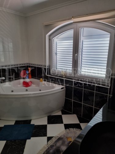 Prekrasna Vila,440m2, u Budvi-Prijevoru sa Pogledom na More i Blizinom Plaže, Montenegro.