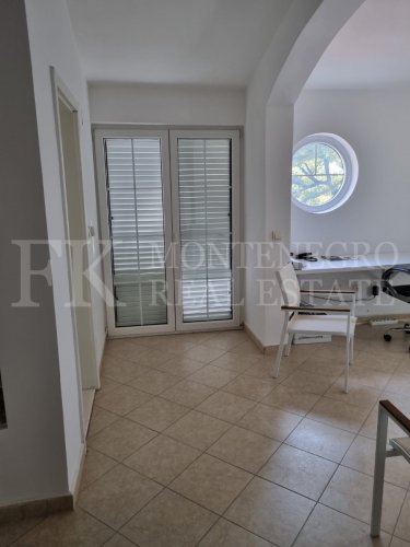 Prekrasna Vila,440m2, u Budvi-Prijevoru sa Pogledom na More i Blizinom Plaže, Montenegro.