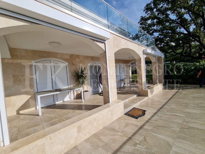 Prekrasna Vila,440m2, u Budvi-Prijevoru sa Pogledom na More i Blizinom Plaže, Montenegro.