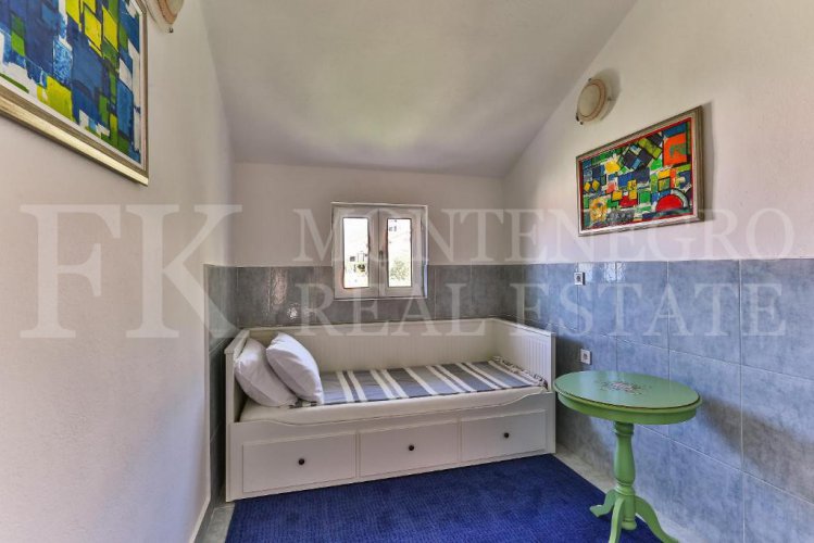 Эксклюзивная мансардная квартира (пентхаус) в Свети Стефане с потрясающим видом на море, в Черногории.