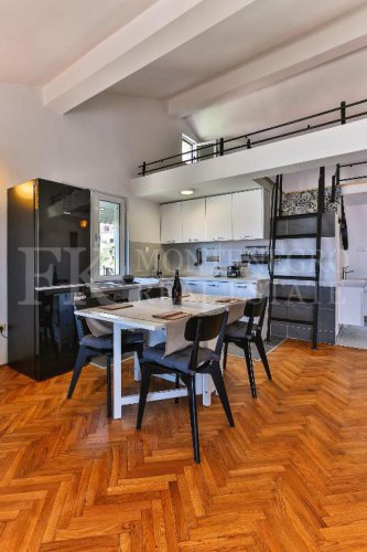 Эксклюзивная мансардная квартира (пентхаус) в Свети Стефане с потрясающим видом на море, в Черногории.