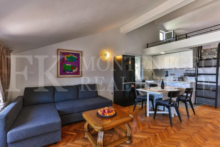 Эксклюзивная мансардная квартира (пентхаус) в Свети Стефане с потрясающим видом на море, в Черногории.