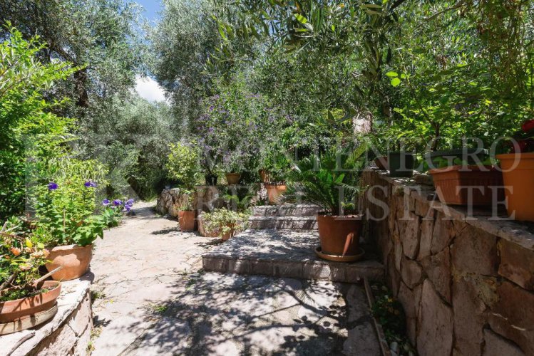 Эксклюзивная мансардная квартира (пентхаус) в Свети Стефане с потрясающим видом на море, в Черногории.