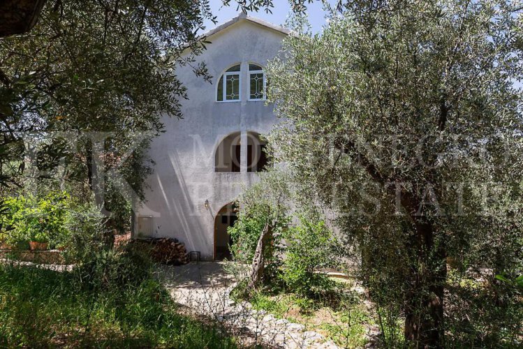 Эксклюзивная мансардная квартира (пентхаус) в Свети Стефане с потрясающим видом на море, в Черногории.