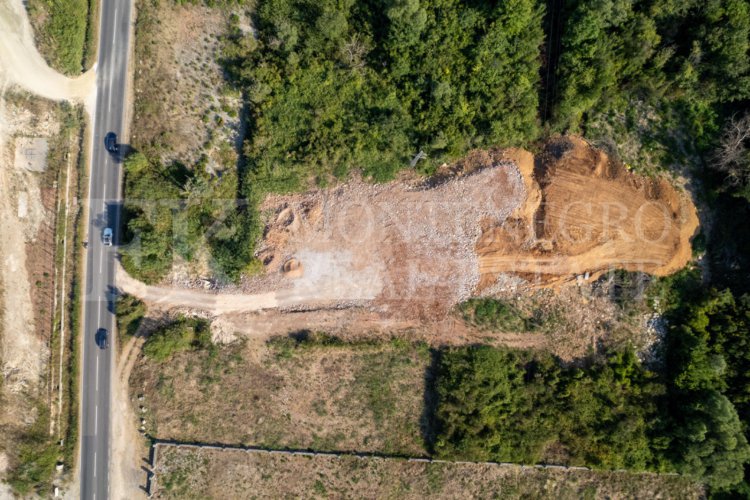 *Идеальное расположение: коммерческая земля 4,269 м² на главной дороге Будва-Тиват