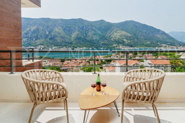 Moderna stan s pogledom na more i dva garažna mjesta u Kotoru - Dobrota.