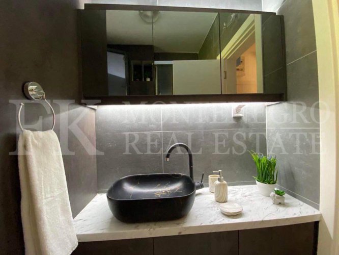 Moderna stan s pogledom na more i dva garažna mjesta u Kotoru - Dobrota.